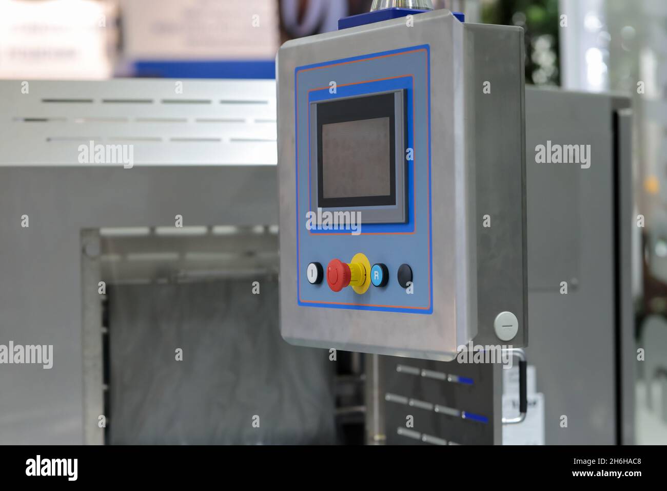 Touchscreen-Bedienfeld einer Produktionslinie in einer modernen Fabrik. Selektiver Fokus. Stockfoto