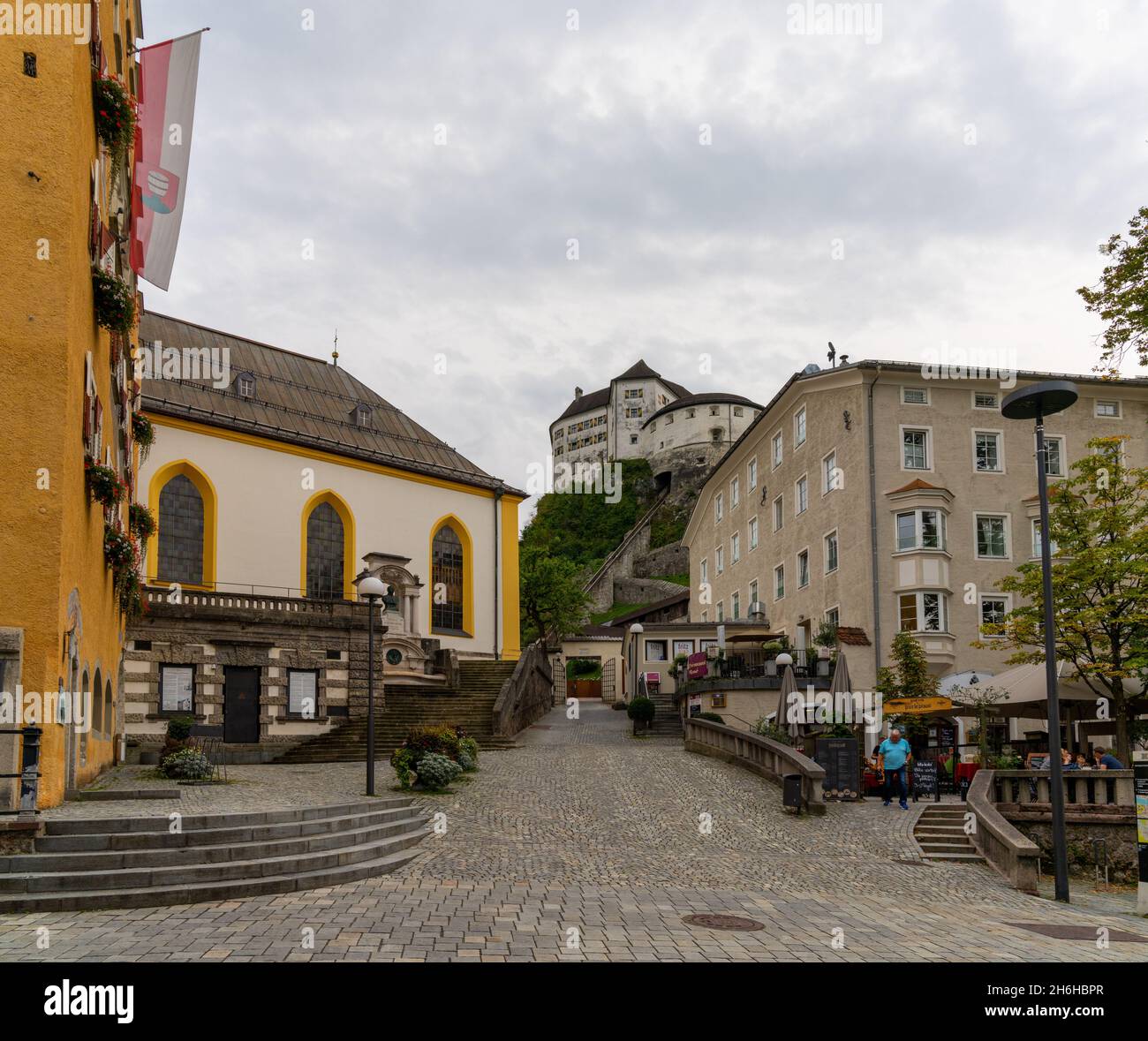 Kufstein, Österreich: 26. September 2021: Blick auf das historische Stadtzentrum von Kufstein mit der Festung im Hintergrund Stockfoto