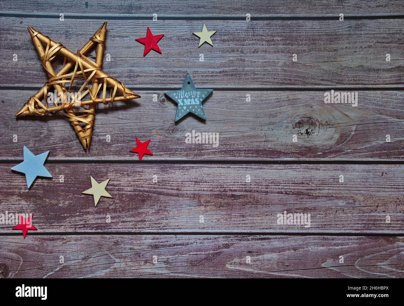 Flaches Lay von Weihnachtsschmuck auf Holzhintergrund Stockfoto