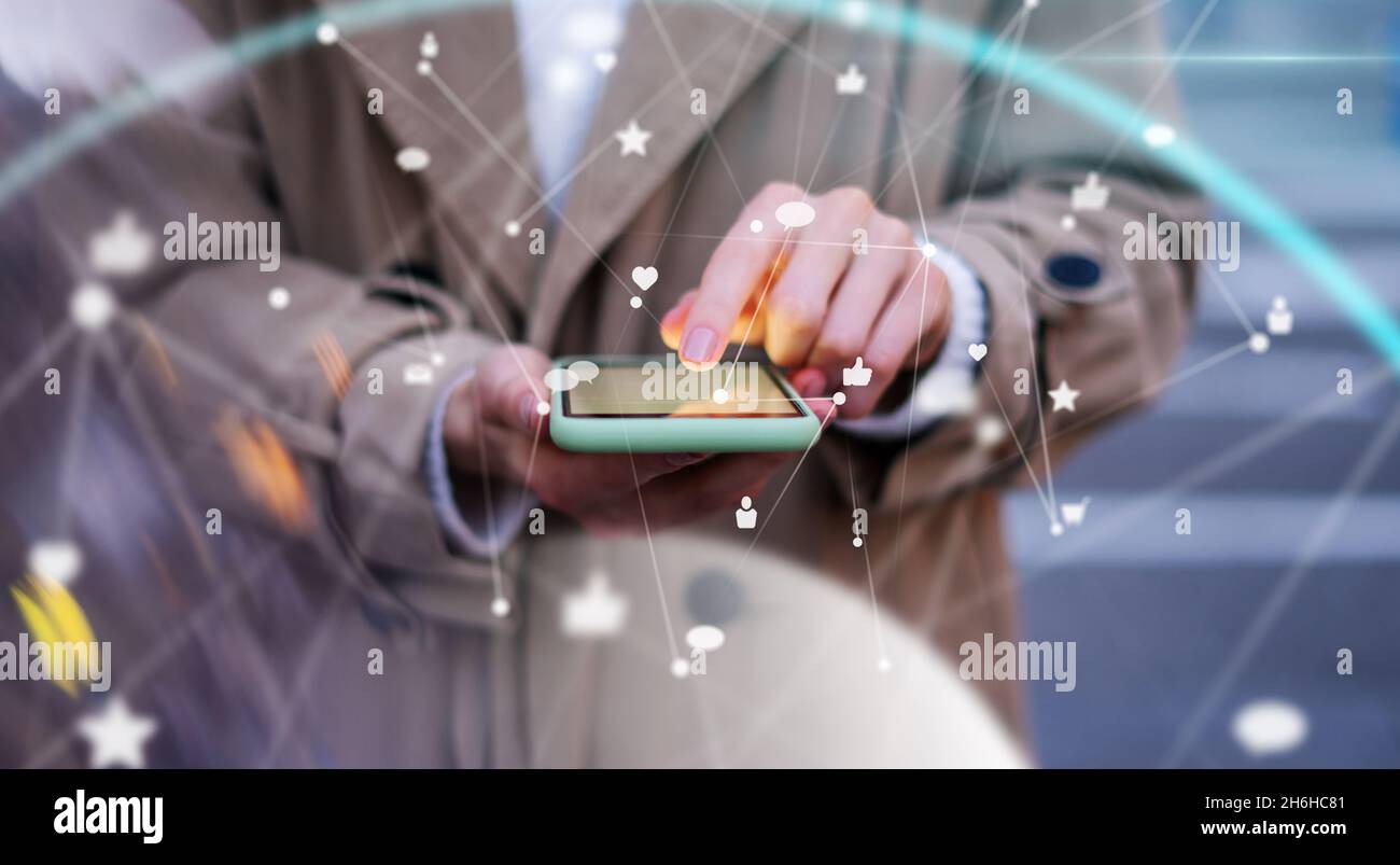 Nahaufnahme der weiblichen Hände mit dem Smartphone. Abendstraße im Hintergrund. Konzept von Social Media oder Netzwerk Stockfoto