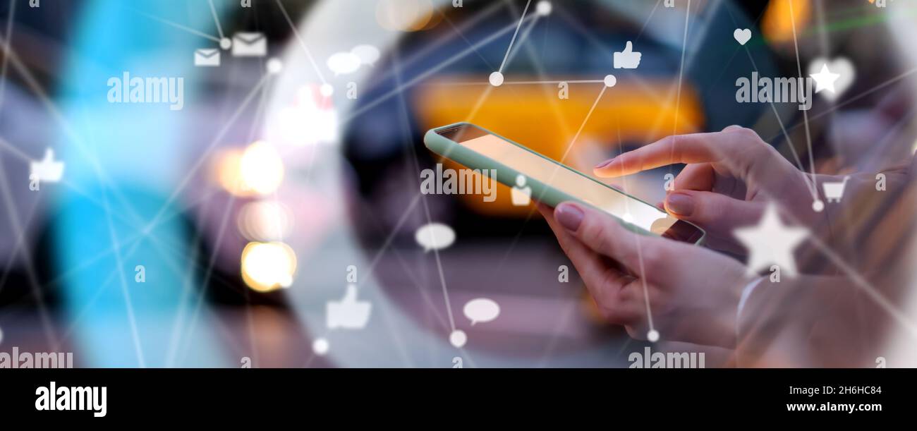 Nahaufnahme der weiblichen Hände mit dem Smartphone. Abendstraße im Hintergrund. Konzept von Social Media oder Netzwerk Stockfoto