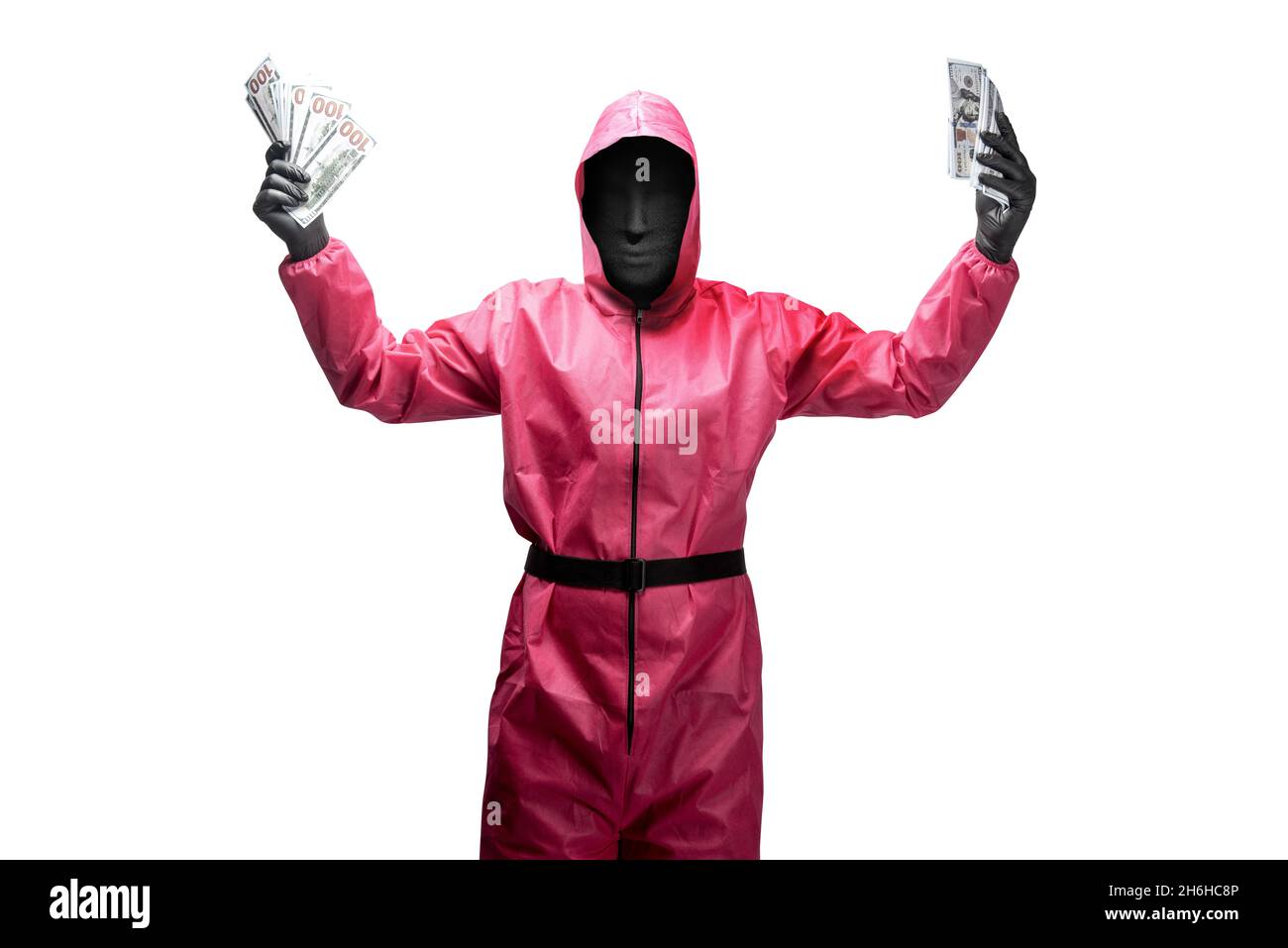 Krimineller Mann in rosa Uniform und einer versteckten Maske, die das Geld isoliert auf weißem Hintergrund hält Stockfoto