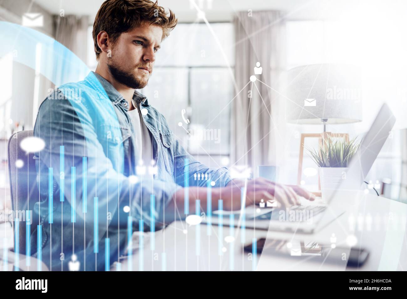 Junger Geschäftsmann, der zuhause aus der Ferne arbeitet. Konzept der Vernetzung oder Remote-Arbeit. Globales Unternehmensnetzwerk. Online-Kurse. Stockfoto