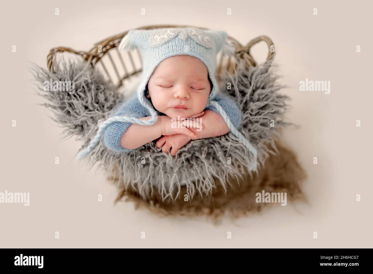 Neugeborener Junge Studioporträt Stockfoto