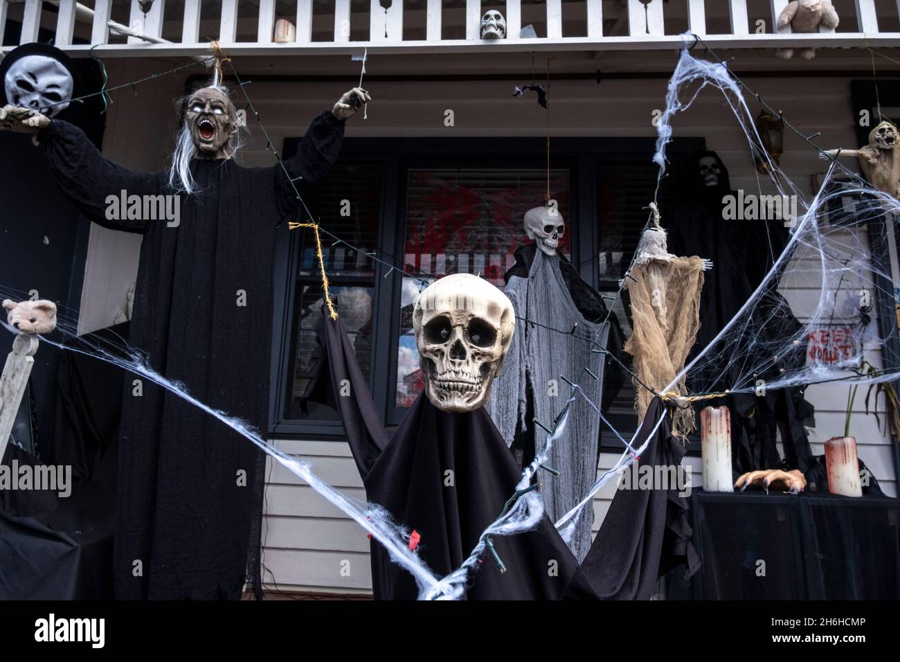 Ein Vorstadthaus, das in einem Halloween-Thema dekoriert ist. Clifton Hill, Melbourne, Victoria, Australien Stockfoto