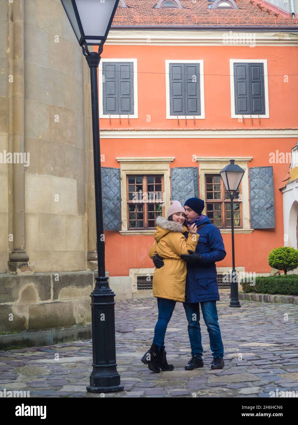 Ein Paar umarmte sich in der Lviv Street Stockfoto