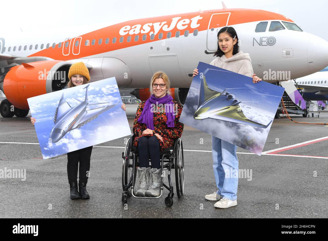 NUR REDAKTIONELLE VERWENDUNG (von links nach rechts) Cerys Armstrong, acht, von Norfolk, Martyna Snopek, Design Engineer bei easyJet und Lara Wong, 15, von Epsom, präsentieren ihr emissionsfreies Passagierflugzeug-Design, während die Kinder am Luton Airport als Gewinner des Wettbewerbs easyJet-Flugzeuge der Zukunft ausgezeichnet werden. Ausgabedatum: Dienstag, 16. November 2021. Stockfoto