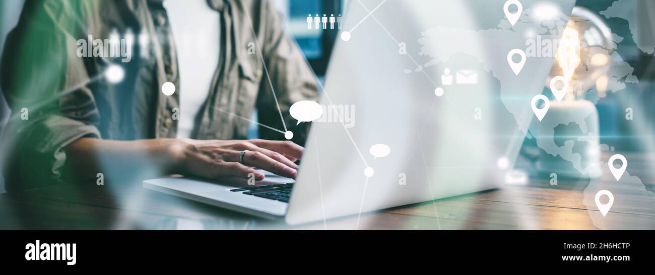 Nahaufnahme der weiblichen Hände mit Laptop. Junge Frau, die zuhause aus der Ferne arbeitet. Konzept der Vernetzung oder Remote-Arbeit. Globales Unternehmensnetzwerk. Onlin Stockfoto