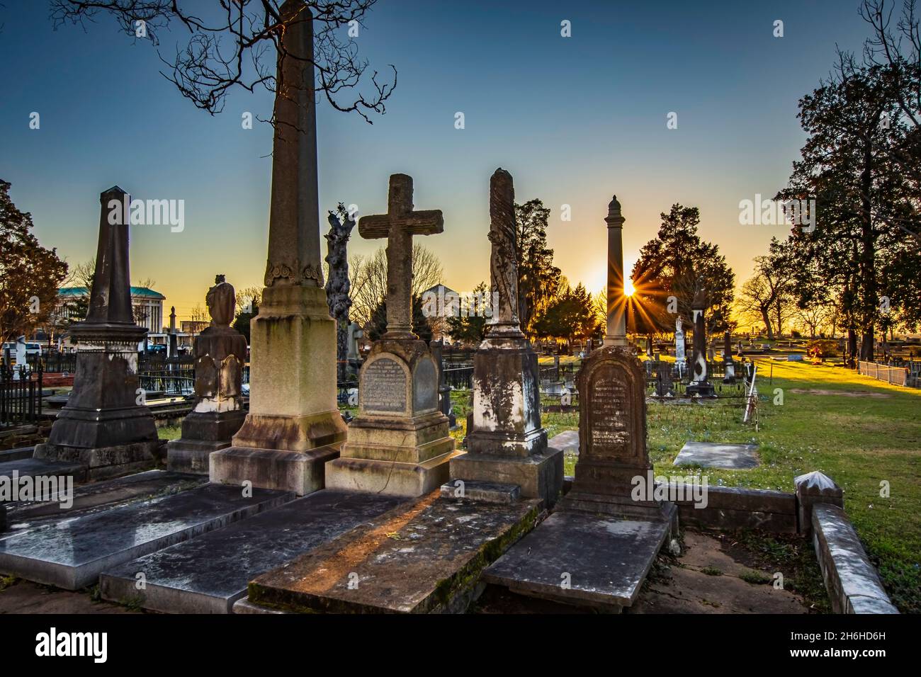 Montgomery, Alabama, USA-3. März 2021: Alte, reich verzierte Grabsteine auf dem historischen Old Oakwood Cemetery, der 1818 gegründet wurde. Viele Soldaten und prominente Peopl Stockfoto