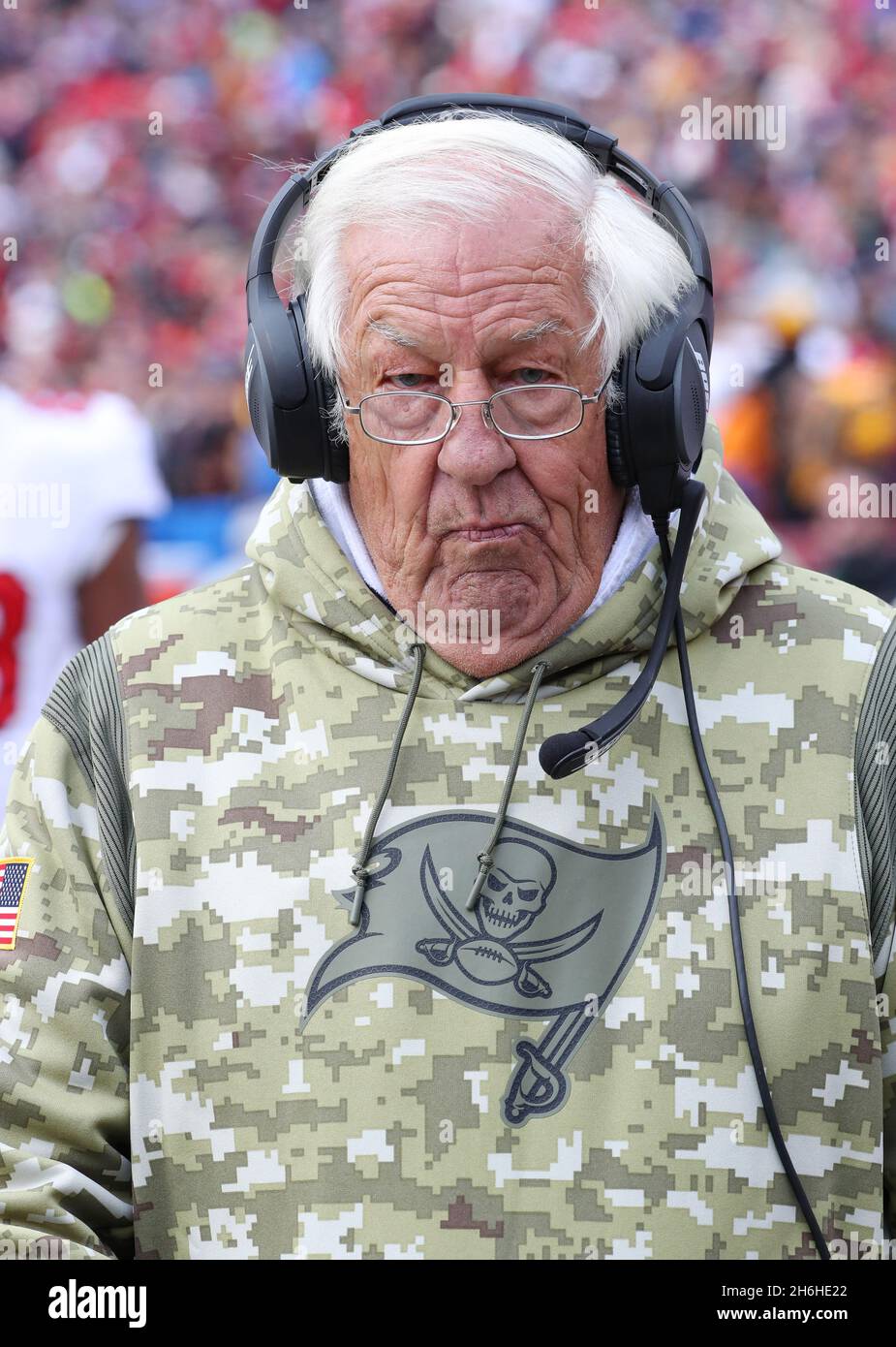 14. Nov 2021; Landover, MD USA; Tom Moore, Offensivberater von Tampa Bay Buccaneers, während eines NFL-Spiels auf dem FedEx-Feld. Das Washington Football Team b Stockfoto