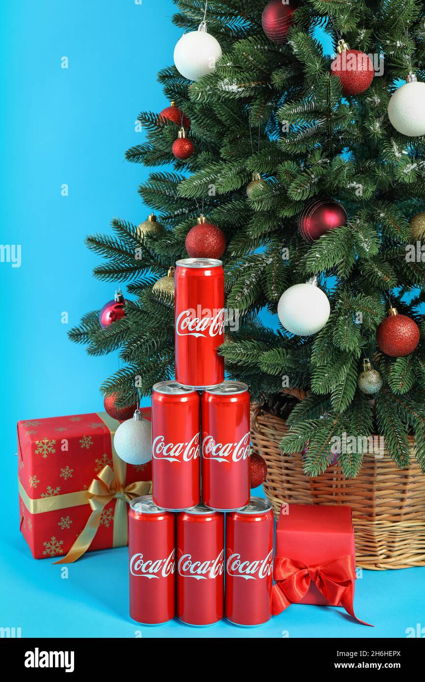 Odessa, Ukraine - 11. November 2021: Komposition mit Weihnachtsbaum und Geschenken auf blauem Hintergrund Stockfoto