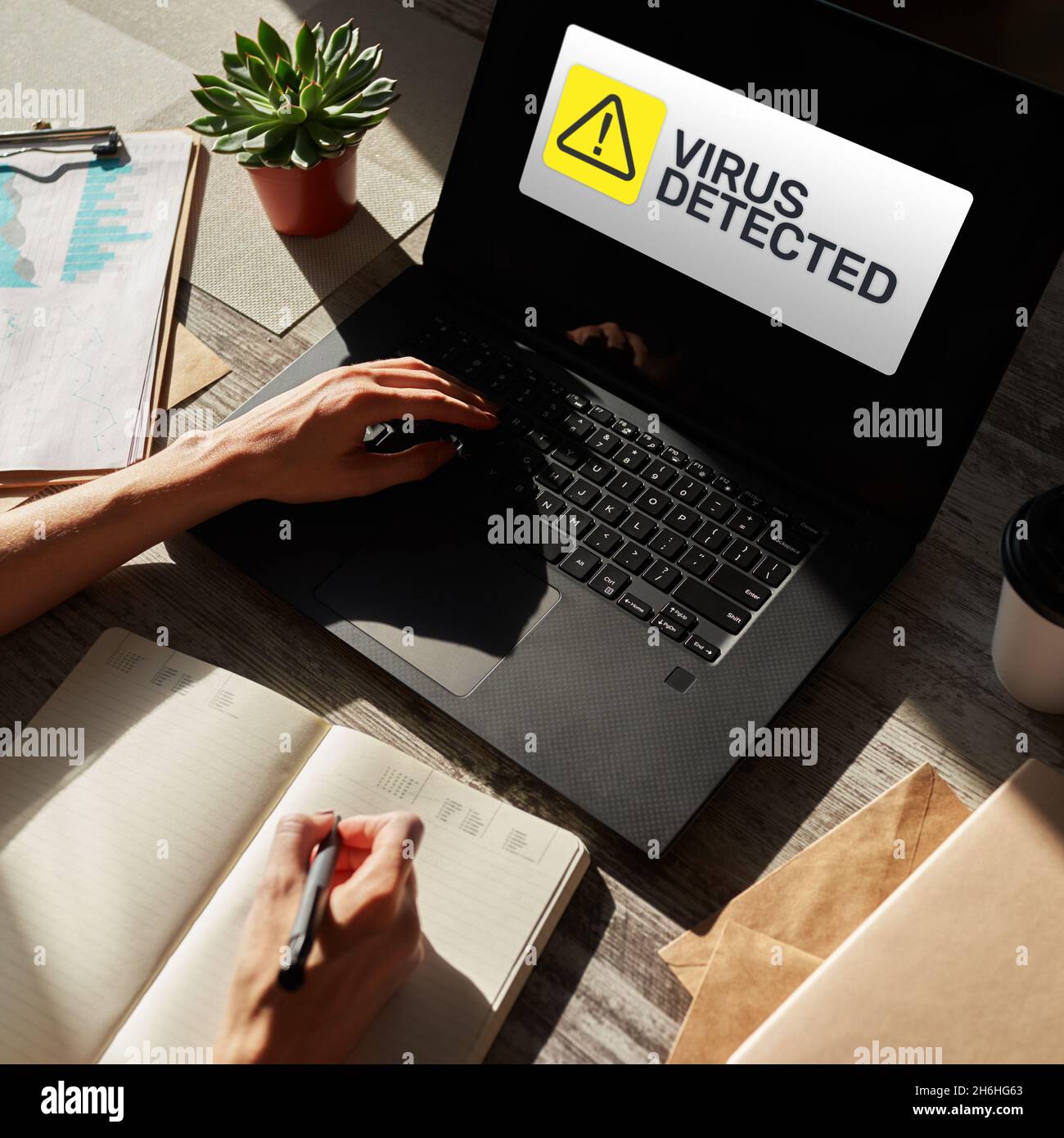 Warnmeldung „Virus entdeckt“ auf dem Bildschirm. Sicherheitsverletzung im Internet. Datenschutz Internet- und Technologiekonzept. Stockfoto