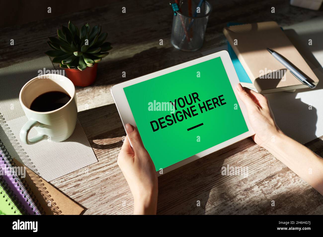 Notebook, Notebook, Computer, Tablet pc Mockup Bildschirm mit grünem Chroma-Key-Hintergrund und Text Für Ihr Design hier Leeren Kopierbereich. Stockfoto