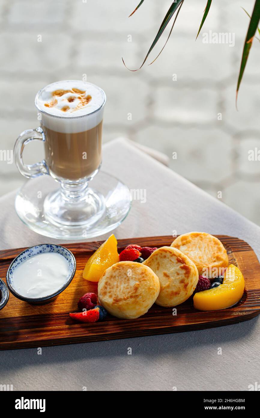 Süßes Frühstück mit Hüttenkäse-Pfannkuchen Stockfoto