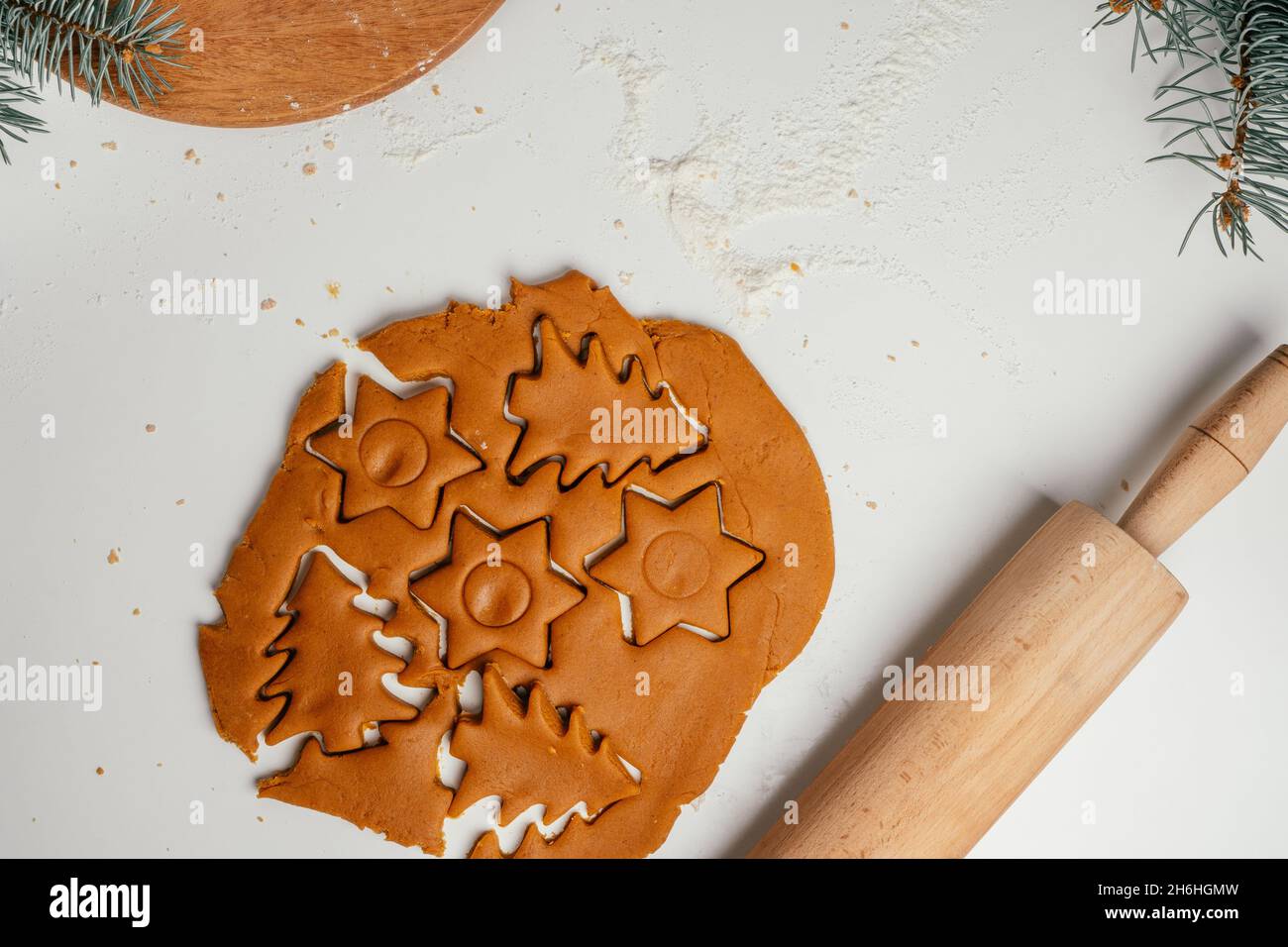 Schritt-für-Schritt-Anleitung zum Backen von Weihnachts-Lebkuchen. Schritt 11: Den Teig in einer Schicht von ca. 0.5 cm ausrollen. Draufsicht Stockfoto