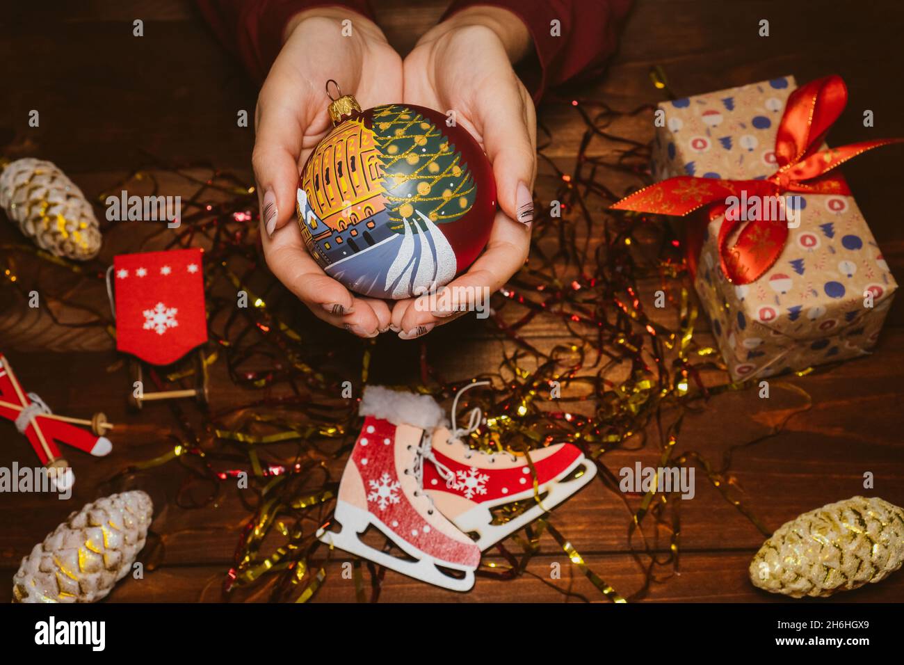 Nahaufnahme einer handgefertigten Kugel. Frau hält ihre Weihnachtskugel Ornament Projekt Stockfoto