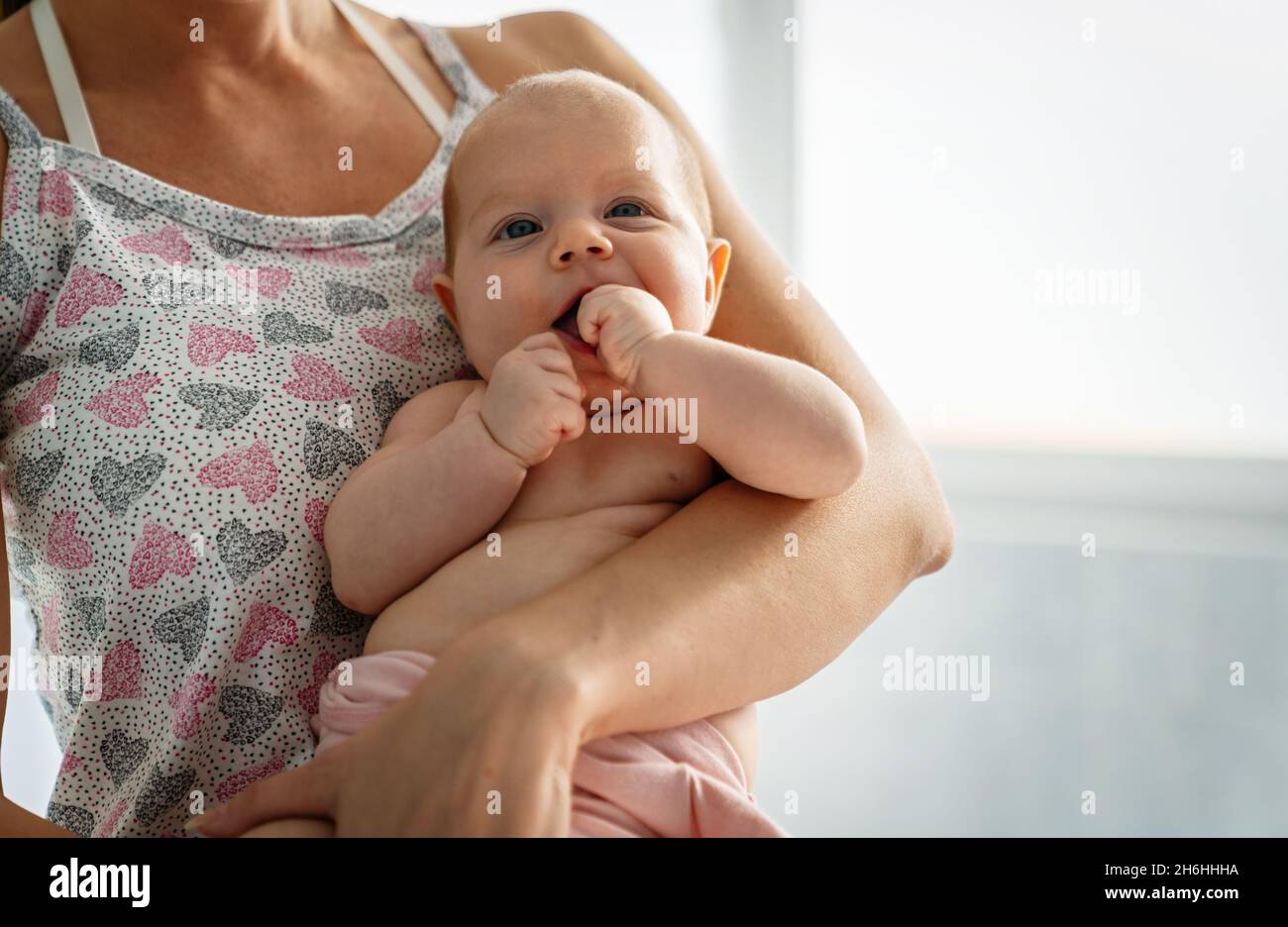 Neugeborenes Baby in den Armen der Mutter. Familie, Kind, Adoption, Liebeskonzept Stockfoto
