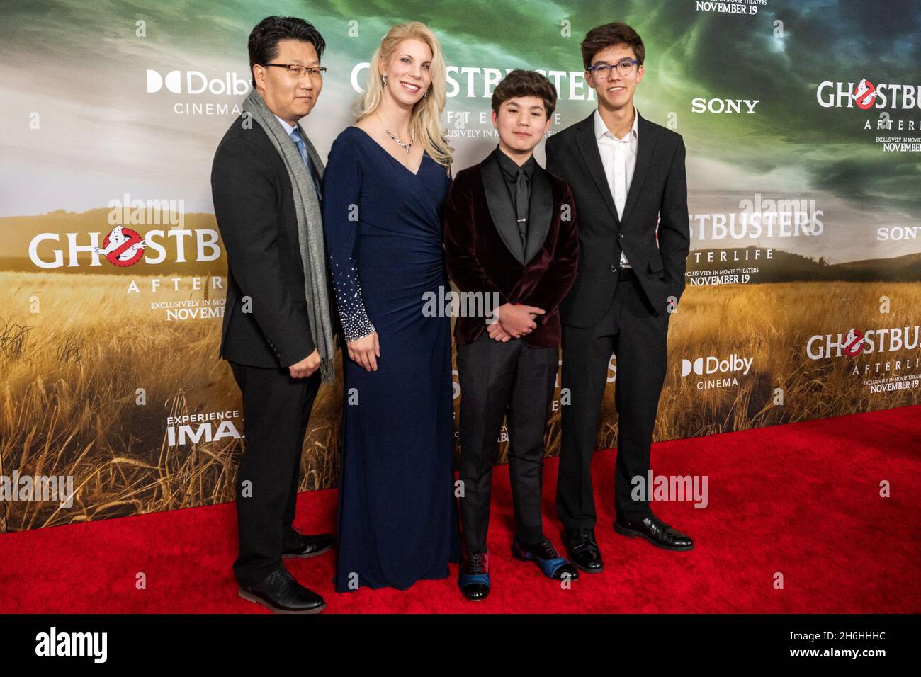 New York, USA. November 2021. Logan Kim (2nd R) nimmt am 15. November 2021 an der Premiere von 'Ghostbusters: Afterlife' mit seiner Familie am AMC Lincoln Square in New York, New York, Teil. (Foto von Gabriele Holtermann/Sipa USA) 7 Quelle: SIPA USA/Alamy Live News Stockfoto