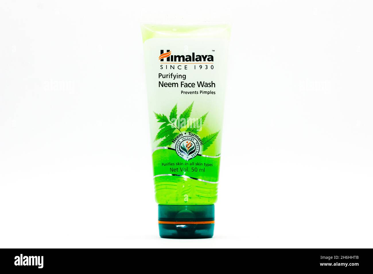 Noida , Utter pardesh , Indien - oktober 17 2021 , Gesichtswaschschlauch , Ein Bild von Gesichtswaschschlauch auf weißem Hintergrund mit selektivem Fokus in noida octob Stockfoto