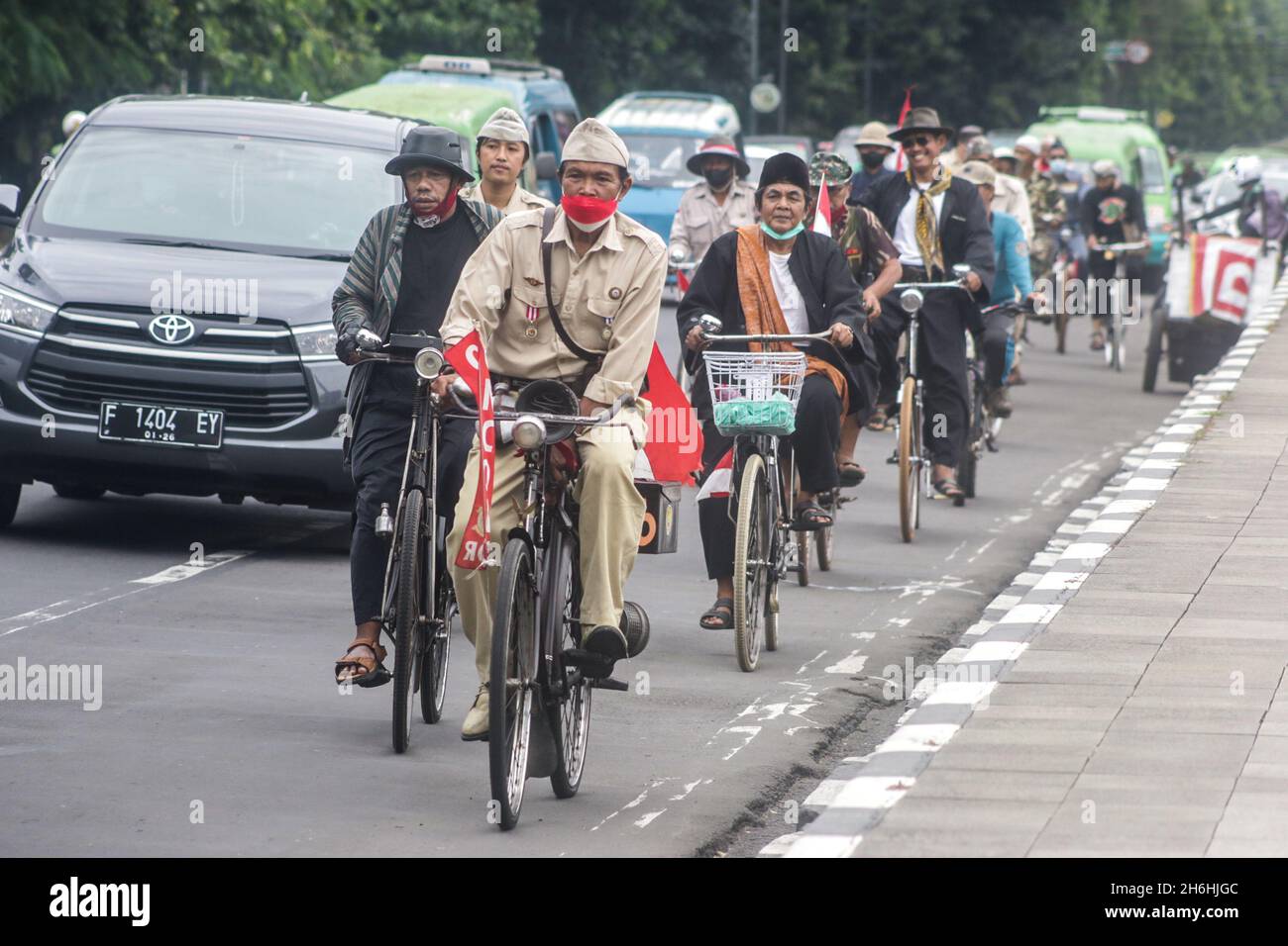 Bogor Onthel Fahrrad-Community trägt indonesische Helden Kostüm nimmt an einer Retro-Radparade zur Feier indonesischen Helden Tag Stockfoto