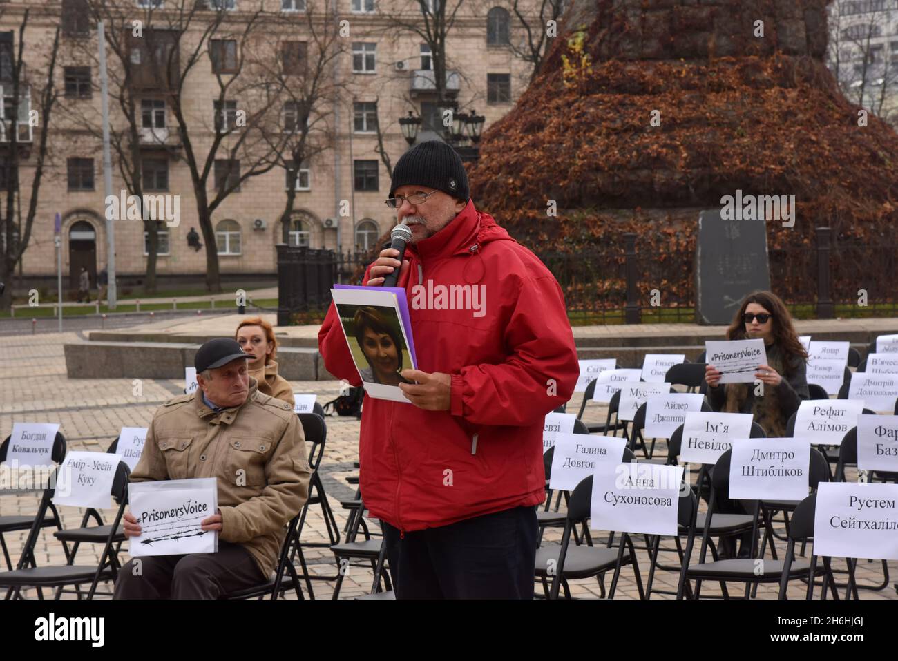 KIEW, UKRAINE - 15. NOVEMBER 2021 - DER UKRAINISCHE Präsident ANDRIY Kurkov liest während der VA seinen Brief an einen der ukrainischen politischen Gefangenen vor Stockfoto