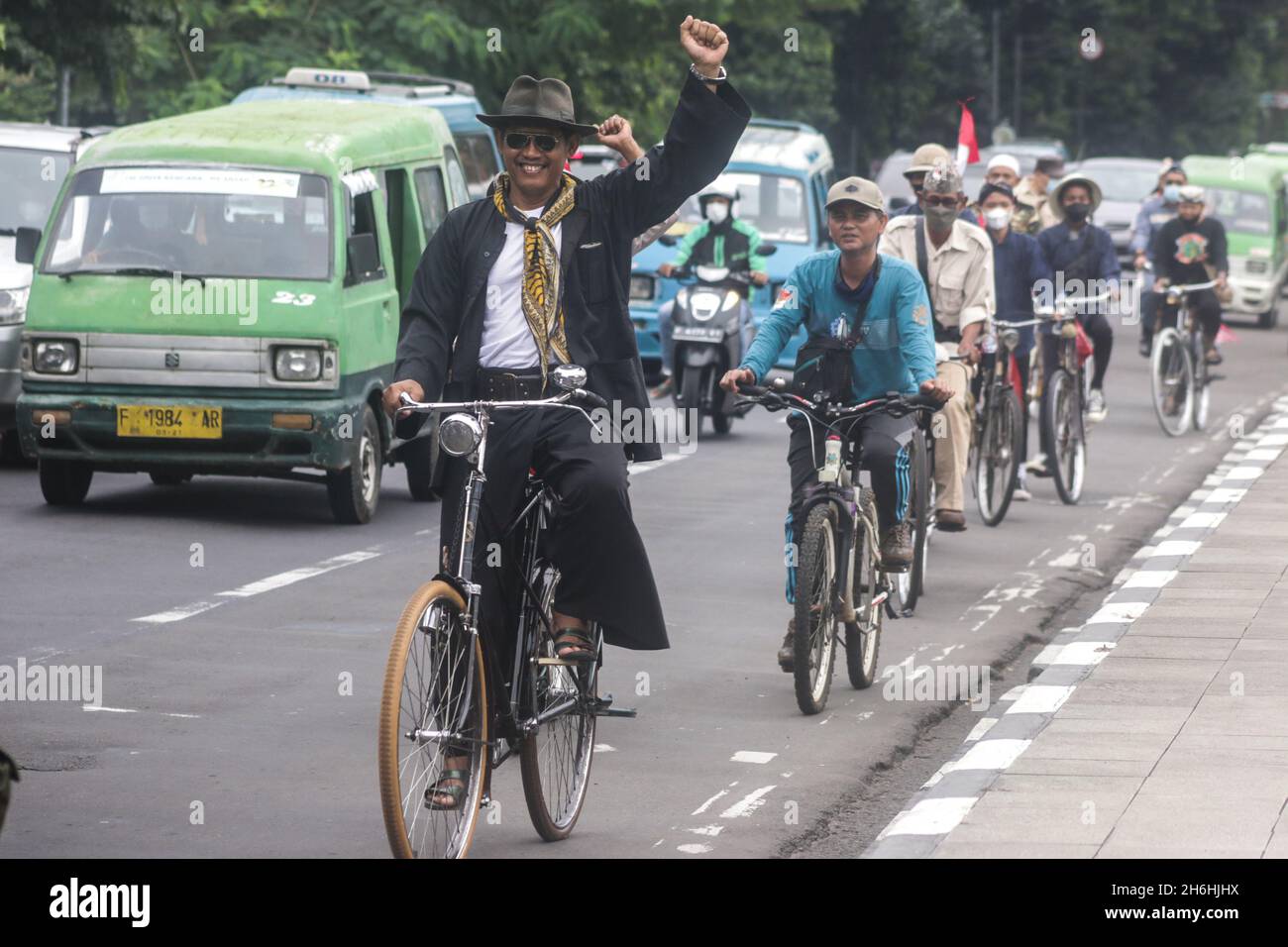 Bogor Onthel Fahrrad-Community trägt indonesische Helden Kostüm nimmt an einer Retro-Radparade zur Feier indonesischen Helden Tag Stockfoto