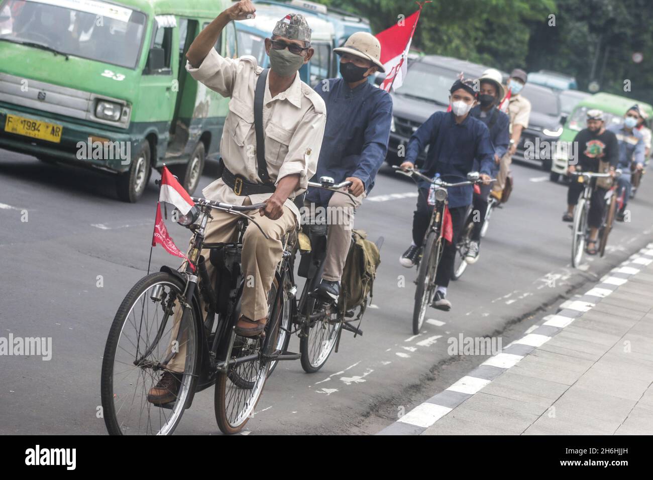 Bogor Onthel Fahrrad-Community trägt indonesische Helden Kostüm nimmt an einer Retro-Radparade zur Feier indonesischen Helden Tag Stockfoto