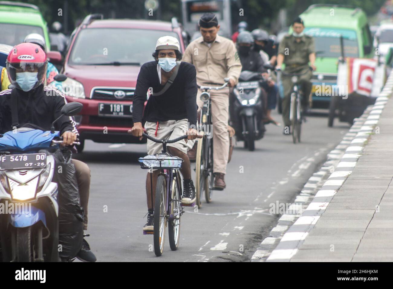 Bogor Onthel Fahrrad-Community trägt indonesische Helden Kostüm nimmt an einer Retro-Radparade zur Feier indonesischen Helden Tag Stockfoto