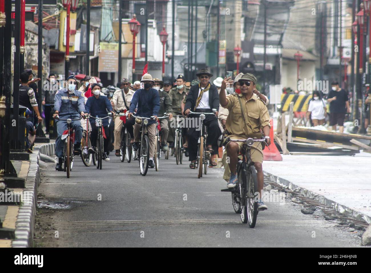 Bogor Onthel Fahrrad-Community trägt indonesische Helden Kostüm nimmt an einer Retro-Radparade zur Feier indonesischen Helden Tag Stockfoto