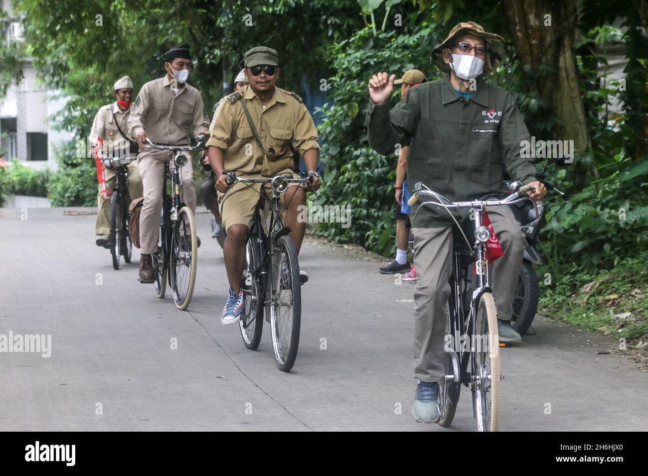 Bogor Onthel Fahrrad-Community trägt indonesische Helden Kostüm nimmt an einer Retro-Radparade zur Feier indonesischen Helden Tag Stockfoto