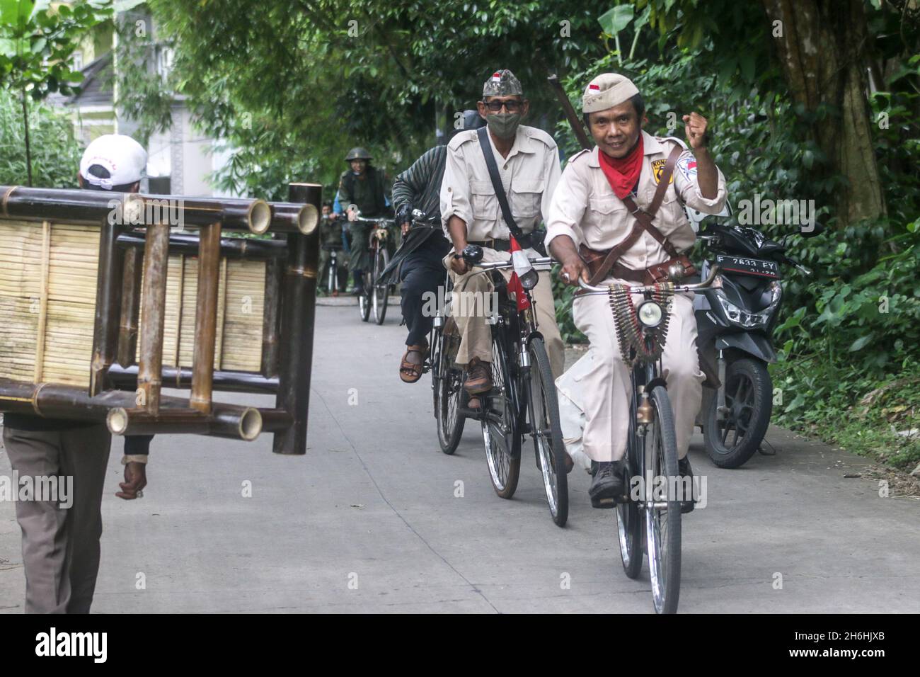 Bogor Onthel Fahrrad-Community trägt indonesische Helden Kostüm nimmt an einer Retro-Radparade zur Feier indonesischen Helden Tag Stockfoto