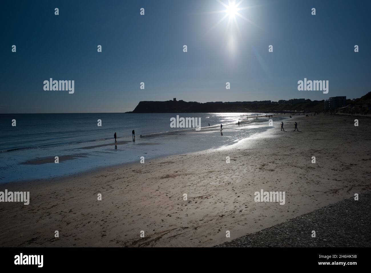 Ein Schuss, der in die Sonne am North Sands Beach in Scarborough aufgenommen wurde Stockfoto
