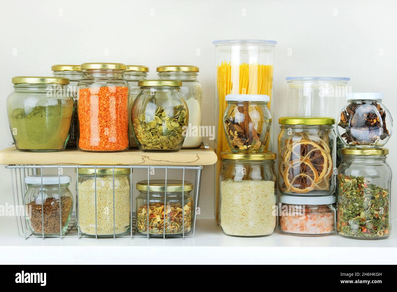 Vielfalt an vegetarischen Produkten und Pasta in Gläsern für die Lagerung auf weißem Holztisch. Gesundes veganes Kochen, sauberes Essen, Null-Abfall-Konzept. Bal Stockfoto