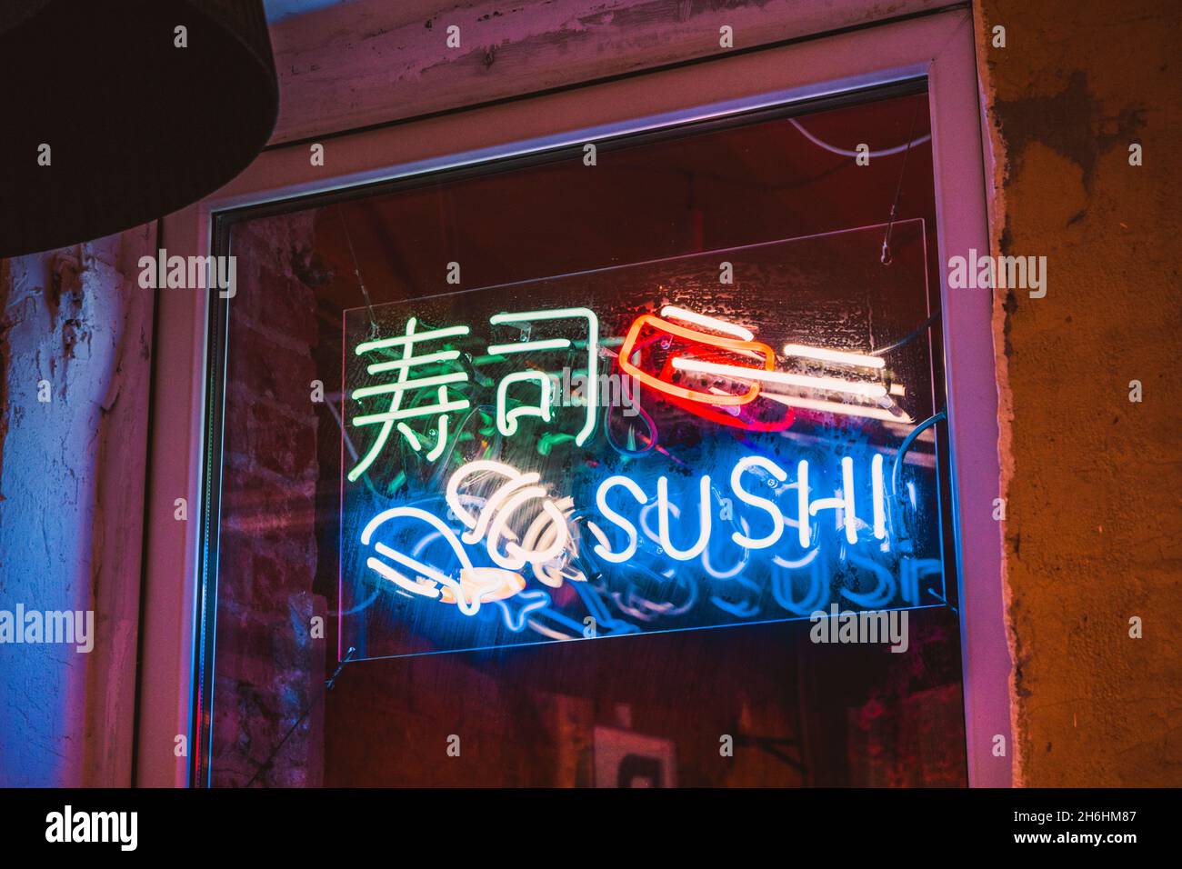 Neues Schild Sushi Meeresfrüchte japanisches Restaurant mehrfarbig leuchten Stockfoto