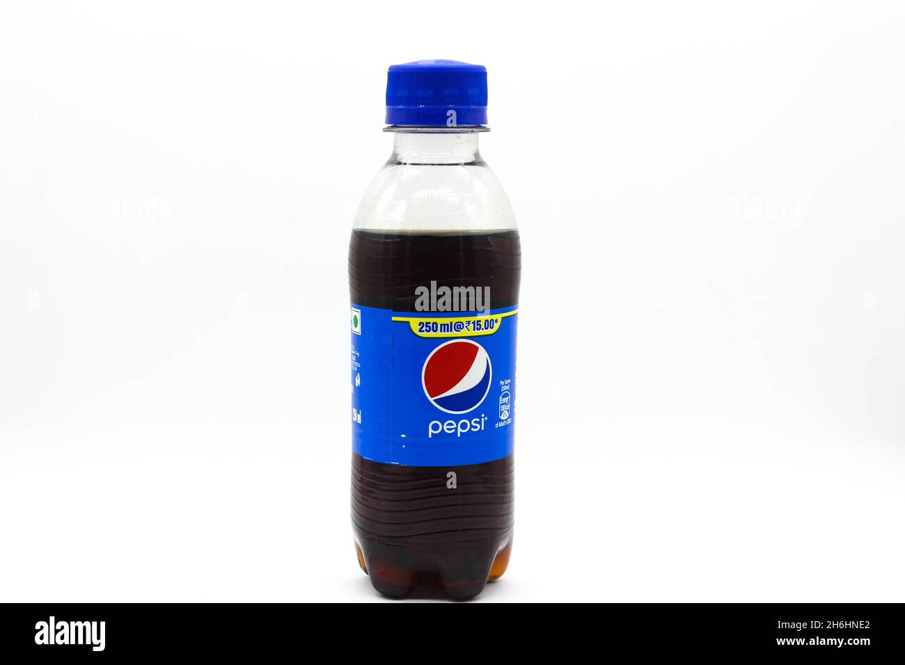 Noida , Utter pardesh , Indien - oktober 18 2021 , pepsi-Flasche , Ein Bild der pepsi-Flasche auf weißem Hintergrund mit selektivem Fokus in noida am 1. oktober Stockfoto