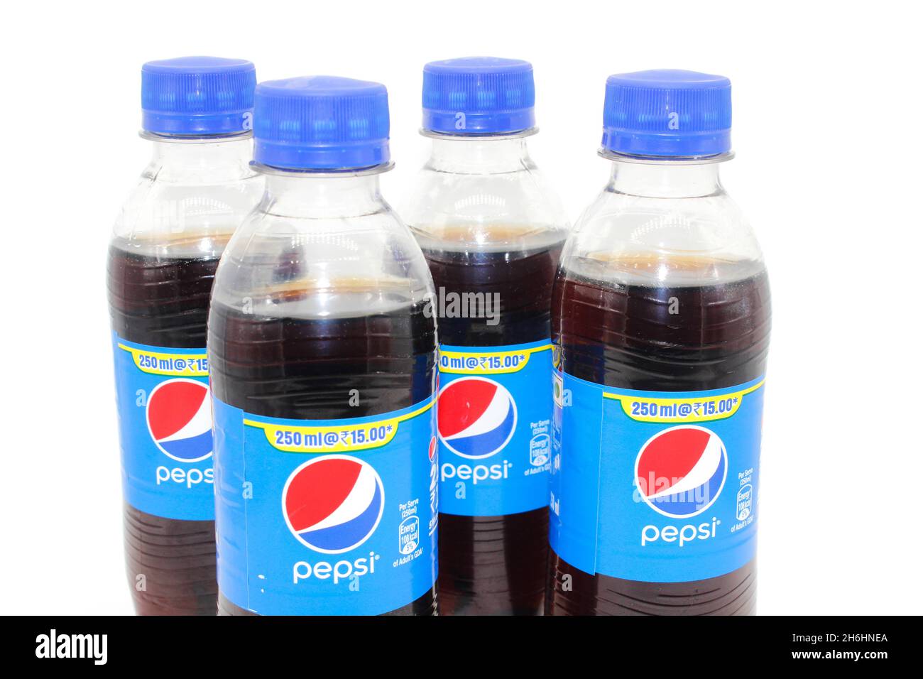 Noida , Utter pardesh , Indien - oktober 18 2021 , pepsi-Flaschen , Ein Bild von pepsi-Flaschen auf weißem Hintergrund mit selektivem Fokus in noida Stockfoto