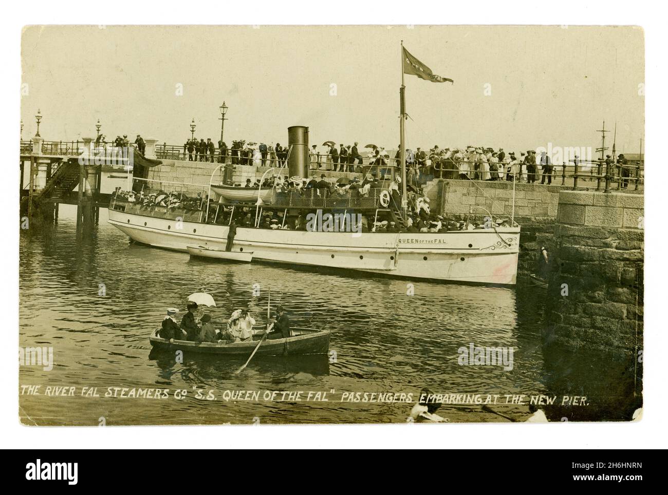 Postkarte des River Fal Steamers Co. SS Queen of the Fal, Passagiere, die am neuen Pier (Prince of Wales Pier) einschiffen, veröffentlicht am 9. Oktober 1906 Stockfoto