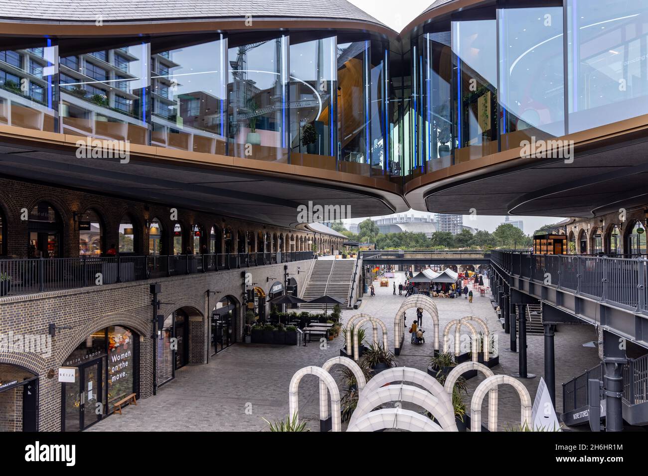 Kohle Tropfen Yard, Kings Cross, Einzelhandel und Lifestyle Bereich von umgebauten viktorianischen Industriegebäude in King's Cross, London, UK Stockfoto