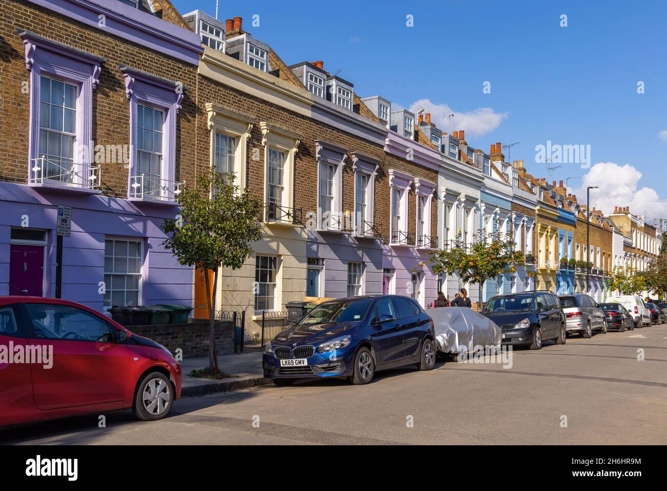 Bunt bemalte Reihenhäuser, Hartland Road, Camden Town, London Borough of Camden, Greater London, England. Stockfoto