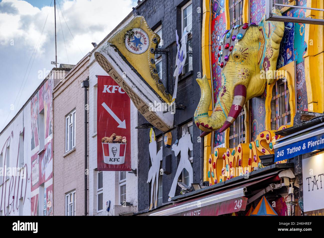 Bunt dekorierte Schaufenster entlang der Camden High Street, Camden Town, Nord-London, England. Stockfoto