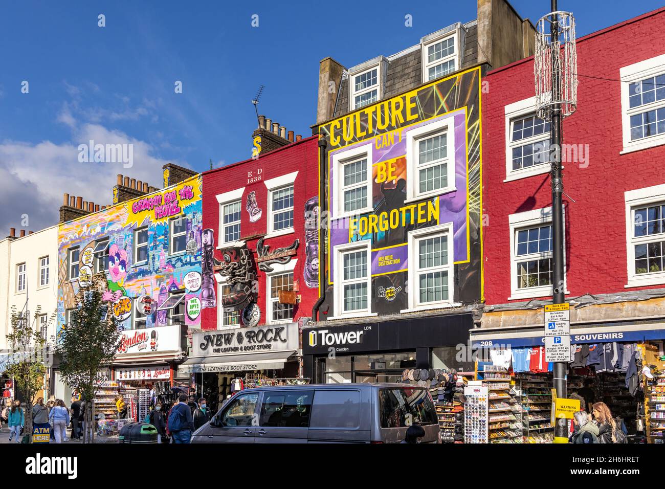 Bunt dekorierte Schaufenster entlang der Camden High Street, Camden Town, Nord-London, england. Stockfoto