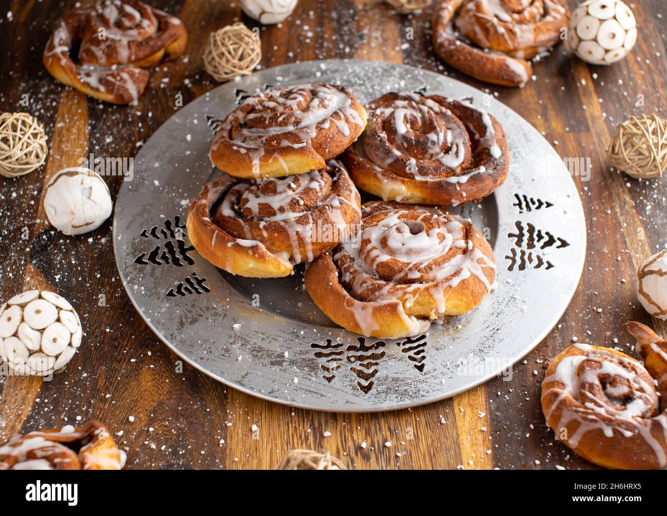 Weihnachtsgebäck auf einer silbernen Platte. Hausgemachte Zimtrollen für die Adventszeit Stockfoto