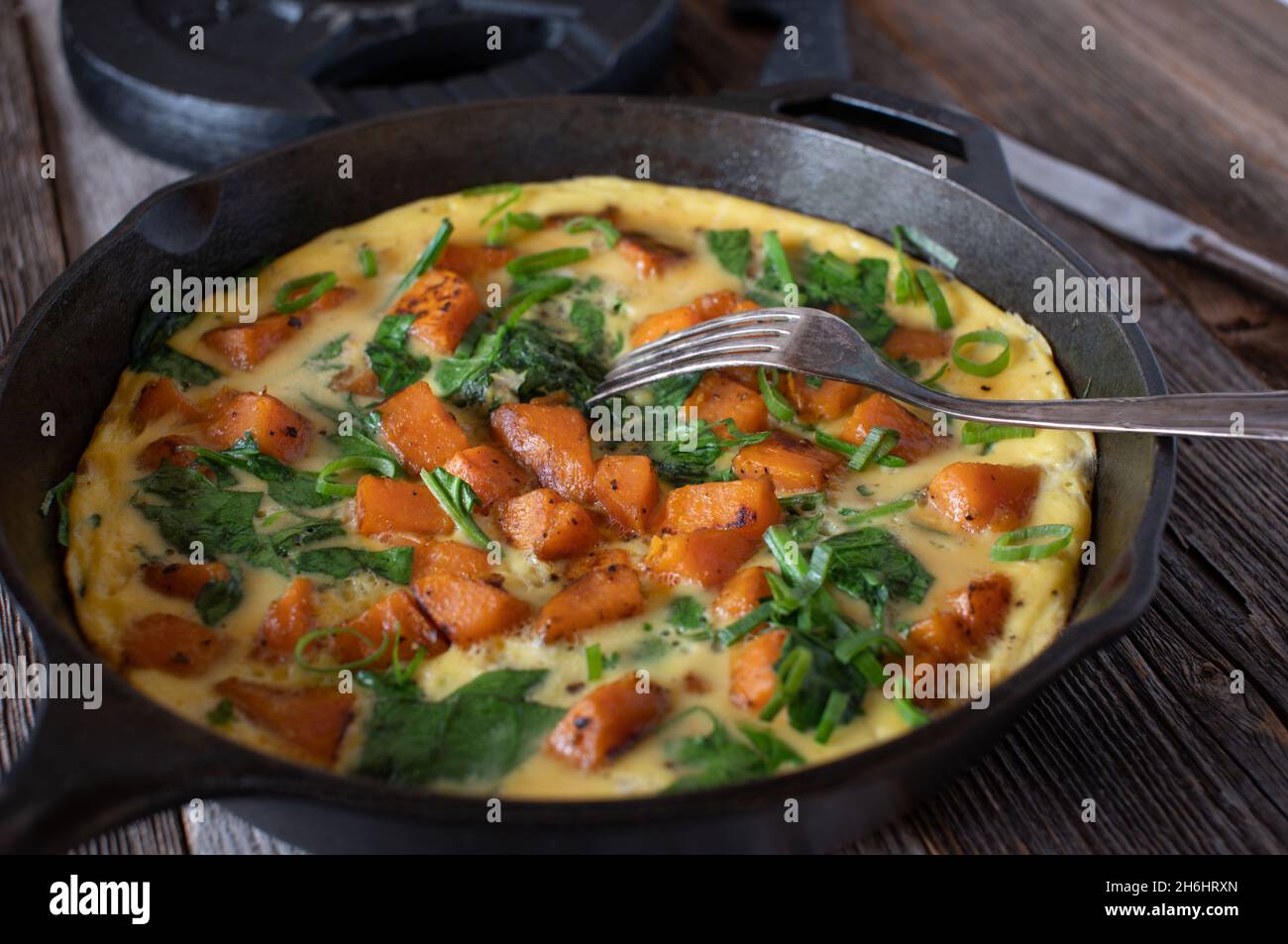 Proteinreiches Fitness-Menü. Omelette mit Süßkartoffeln und Spinat. Stockfoto
