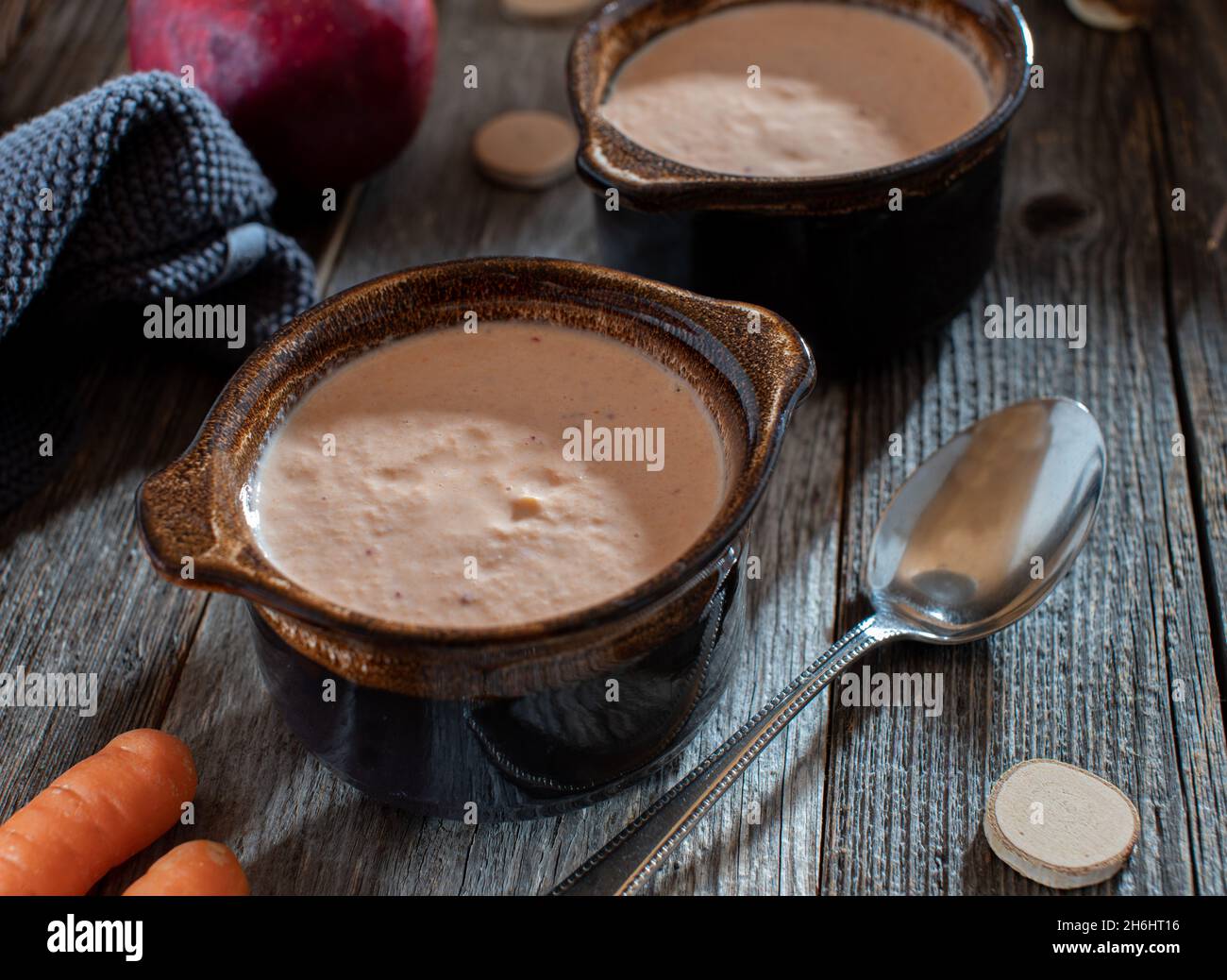 Vegetarische und glutenfreie Frühstückschüssel mit einem köstlichen Skyr, gemischt mit Karotten und Äpfeln. Proteinreich, kornfrei und kohlenhydratarm Stockfoto