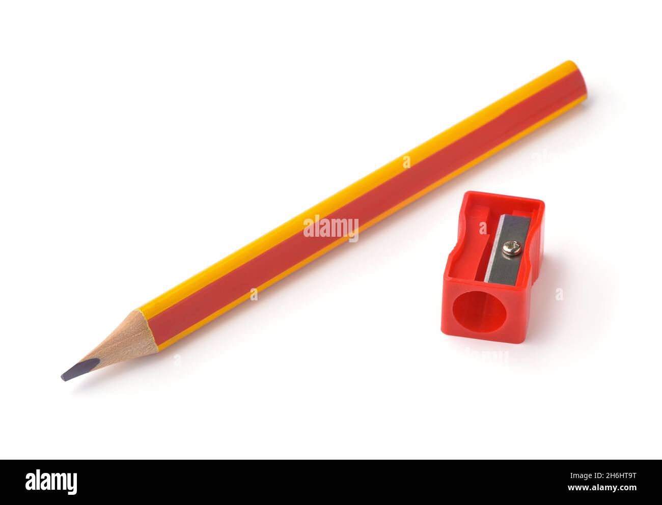 Graphitstift und Bleistiftspitzer isoliert auf Weiß Stockfoto