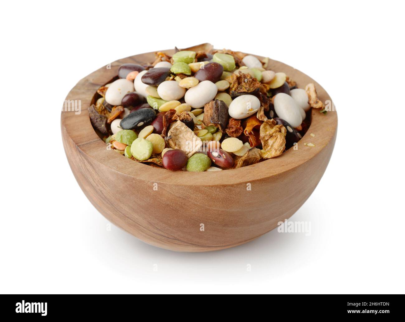 Trockene Bohnen und Gemüsesuppe mischen in Holzschüssel isoliert auf weiß Stockfoto