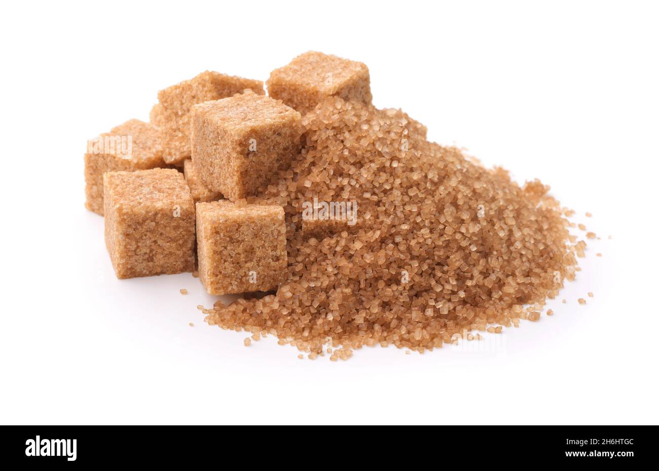 Stapel von braunem Granulatzucker und Zuckerwürfeln isoliert auf Weiß Stockfoto