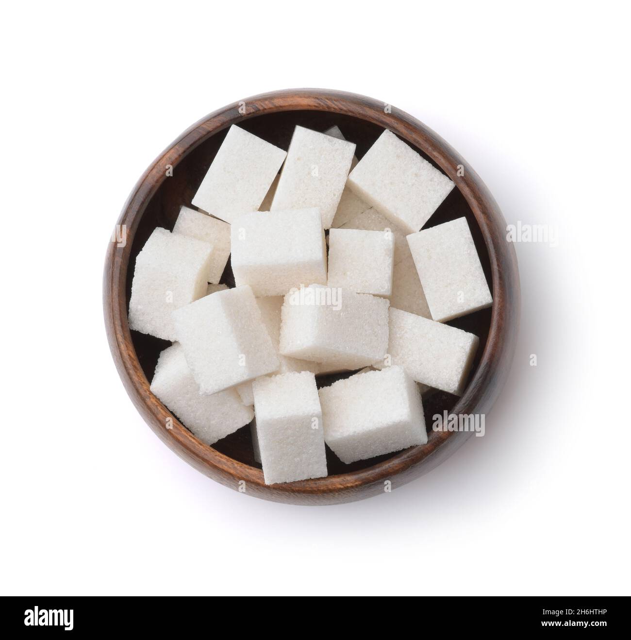 Draufsicht auf weiße, raffinierte Zuckerwürfel in Holzschüssel isoliert auf Weiß Stockfoto