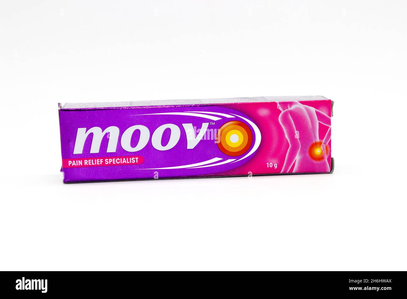 Noida , Utter pardesh , Indien - oktober 22 2021 , Moov Pain Relief Cream , Ein Bild der Moov Pain Relief Cream auf weißem Hintergrund mit selektivem Fokus Stockfoto