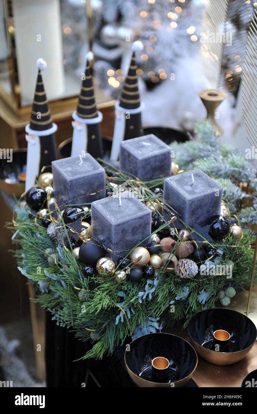 Festliche Weihnachtsdekoration mit vier Advent Kerzen in einem weißen shabby  chic Fach mit Fit Zweigen, Tannenzapfen. Geringe Schärfentiefe Feld,  selektive foc Stockfotografie - Alamy